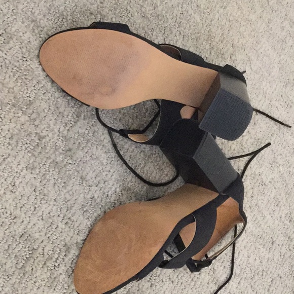 Black lace up heels - Picture 2 of 4